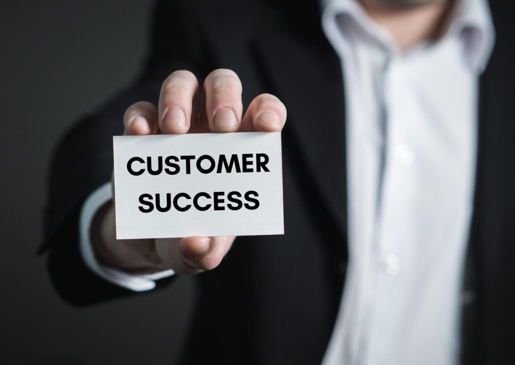 customer-success-vs-perinteinen-asiakaspalvelumalli-vs-account